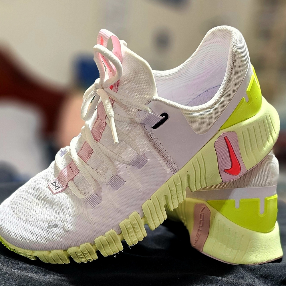 Metcon 5 in White/Barely Volt/Pink Foam/Bright Crimson